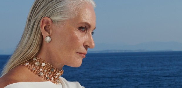 Das Model Trägt Eine Diamantpavé Halskette Und Ohrringe Aus Pomellatos Sabbia Kollektion.